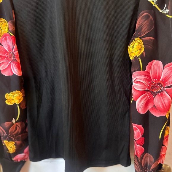 Floral Sleeve Black Top - Picture 4 of 4